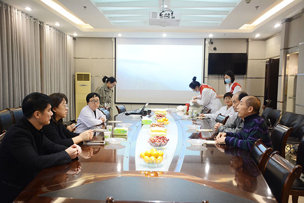 董事长焦安国(右一)做汇报 董事长焦安国(右一)做汇报